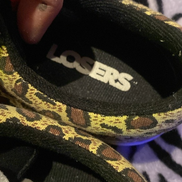 NWOT LOSERS SIZE 9 leopard and black with shark
Worn 2wice!! - Picture 5 of 6